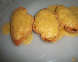 Foto del paso 2 de la receta: Tostas de queso cheddar gratinadas