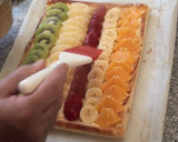 Foto del paso 9 de la receta: Tarta de hojaldre con crema y frutas naturales