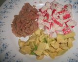Foto del paso 2 de la receta: Aguacates rellenos de ensalada de atún y surimi