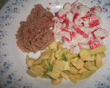 Foto del paso 2 de la receta: Aguacates rellenos de ensalada de atún y surimi