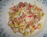 Foto del paso 3 de la receta: Aguacates rellenos de ensalada de atún y surimi