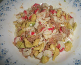 Foto del paso 3 de la receta: Aguacates rellenos de ensalada de atún y surimi