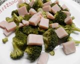 Foto del paso 2 de la receta: Ensalada de brócoli, jamón y queso