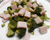 Foto del paso 2 de la receta: Ensalada de brócoli, jamón y queso