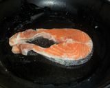 Foto del paso 1 de la receta: Salmón gratinado al all i oli con salsa de tomate, pasas y piñones
