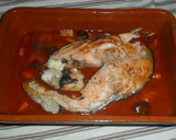 Foto del paso 3 de la receta: Salmón gratinado al all i oli con salsa de tomate, pasas y piñones