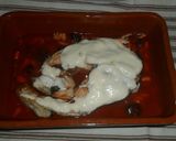 Foto del paso 4 de la receta: Salmón gratinado al all i oli con salsa de tomate, pasas y piñones