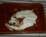 Foto del paso 4 de la receta: Salmón gratinado al all i oli con salsa de tomate, pasas y piñones