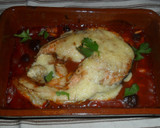 Foto del paso 5 de la receta: Salmón gratinado al all i oli con salsa de tomate, pasas y piñones