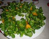 Foto del paso 2 de la receta Ensalada de canónigos, frutas y almendras
