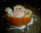 Foto del paso 2 de la receta: Huevos al nido con ensalada
