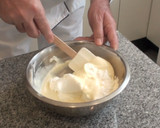Foto del paso 6 de la receta: Tarta de galletas con fresones