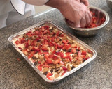 Foto del paso 7 de la receta: Tarta de galletas con fresones