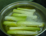 Foto del paso 2 de la receta: Puerros a la plancha