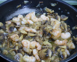 Foto del paso 2 de la receta: Pechuga con champiñon y gambas