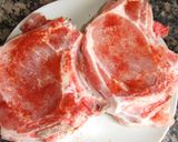 Foto del paso 1 de la receta: Chuletas de cerdo con vinagreta de alcaparras