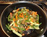Foto del paso 4 de la receta Chuletas de cerdo con soja, miel y salteado de verduras
