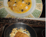 Foto del paso 2 de la receta: Revuelto de huevo con nueces, pasas y coco