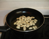 Foto del paso 2 de la receta: Almendras crudas fritas y con sal