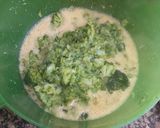 Foto del paso 3 de la receta: Tortilla de calabacines, brécol y cebolleta con piñones