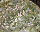Foto del paso 4 de la receta: Tortilla de calabacines, brécol y cebolleta con piñones