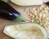 Foto del paso 2 de la receta: Berenjenas rellenas de quinoa y pollo