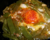 Foto del paso 3 de la receta: Judías verdes al ajillo con huevos escalfados al pimentón