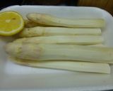 Foto del paso 1 de la receta: Alcachofas con espárragos queso y crujiente de jamón