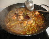 Foto del paso 8 de la receta: Paella de pollo, alcachofas y guisantes