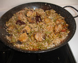 Foto del paso 9 de la receta: Paella de pollo, alcachofas y guisantes