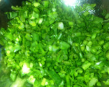 Foto del paso 1 de la receta: Tortitas de cebollines en salsa verde