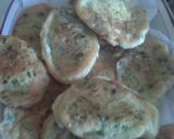 Foto del paso 4 de la receta: Tortitas de cebollines en salsa verde