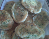 Foto del paso 4 de la receta: Tortitas de cebollines en salsa verde