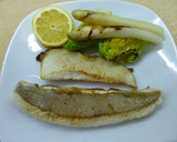 Foto del paso 3 de la receta: Filetes de gallo con cogollos y espárragos