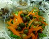 Foto del paso 1 de la receta: Ensalada de lechugas, ventresca, zahahorias y aceitunas