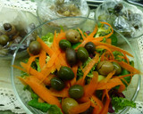 Foto del paso 1 de la receta: Ensalada de lechugas, ventresca, zahahorias y aceitunas