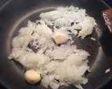 Foto del paso 1 de la receta: Pollo con vino blanco y cebolla