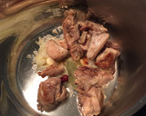 Foto del paso 5 de la receta: Pollo con vino blanco y cebolla