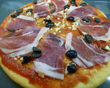 Foto del paso 3 de la receta: Pizza de jamón ibérico y huevos fritos