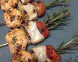 Foto del paso 5 de la receta: Brochetas de lubina con romero y langostinos con azafrán