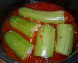 Foto del paso 4 de la receta: Calabacines rellenos de arroz y verduras en salsa de tomate