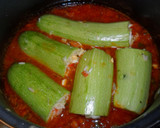Foto del paso 4 de la receta: Calabacines rellenos de arroz y verduras en salsa de tomate