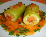 Foto del paso 5 de la receta: Calabacines rellenos de arroz y verduras en salsa de tomate