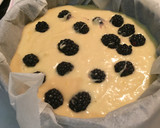 Foto del paso 7 de la receta: Bizcocho de yogur con moras