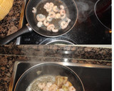 Foto del paso 1 de la receta: Arroz con gambas, setas y cuatro quesos