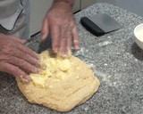 Foto del paso 3 de la receta: Coca de brioche con frutas confitadas