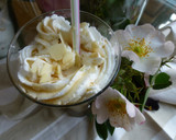 Foto del paso 3 de la receta: Batido dulce de leche con nata, caramelo y almendras