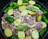 Foto del paso 4 de la receta: Chuletas de cordero al horno con pimientos y patatas