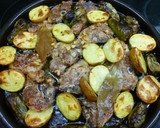 Foto del paso 5 de la receta: Chuletas de cordero al horno con pimientos y patatas