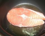 Foto del paso 1 de la receta: Salmón confitado con verduras